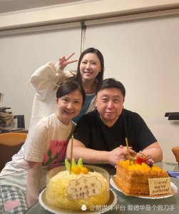 王晶71岁生日全家福曝光！“晶嫂”罕见现身，曾是空姐气质优雅