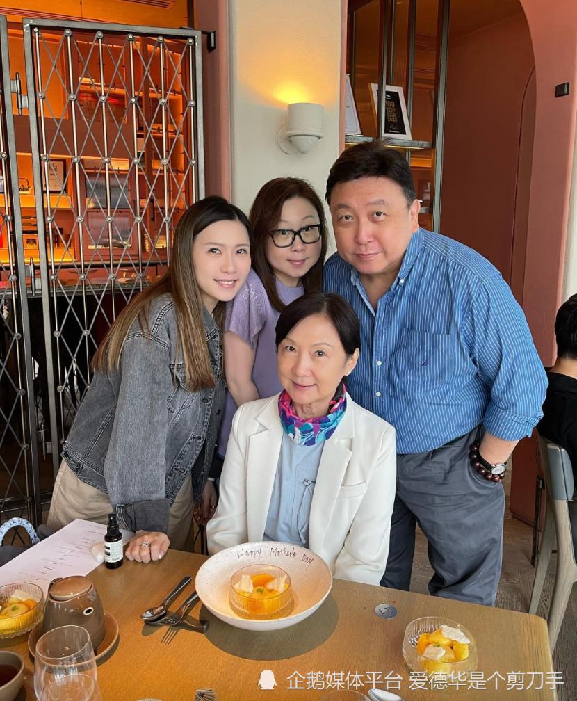 王晶71岁生日全家福曝光!“晶嫂”罕见现身,曾是空姐气质优雅