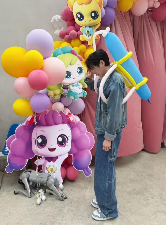 张若昀为女儿庆祝6岁生日,穿上小马宝莉T恤,父女俩合照超有爱