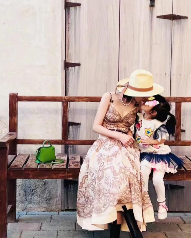 张若昀为女儿庆祝6岁生日,穿上小马宝莉T恤,父女俩合照超有爱