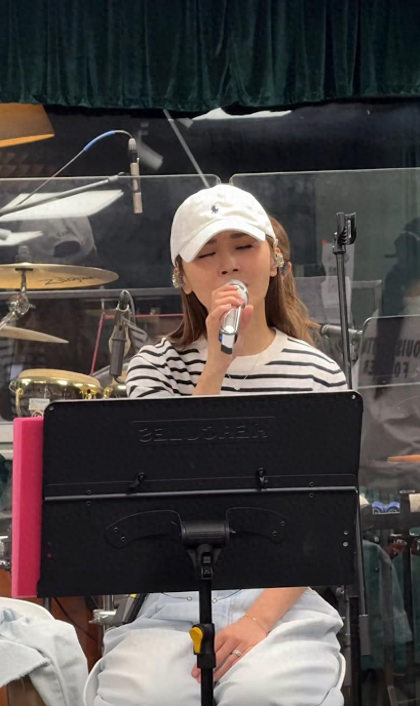 蔡卓妍婚后首现身,手戴婚戒一脸幸福,阿娇也在送了54万结婚礼物