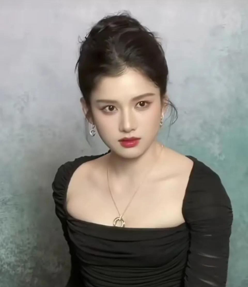 张婧仪、周也被认错 | 贵圈那些撞脸的双生花,均执着于活出自我