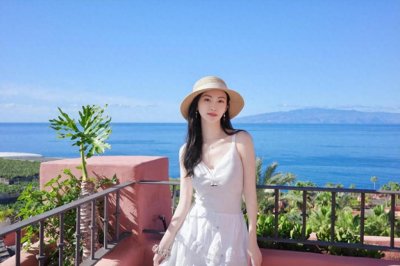 景甜在国外度假带火了夏日新穿搭：吊带+蛋糕裙+草帽，时髦又减龄