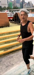 70岁周润发跑步近照流出 双颊凹陷“太瘦了”
