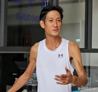 47岁唐治平被赶出家门游荡街头，因丧母患精神疾病，身无分文靠朋友接济