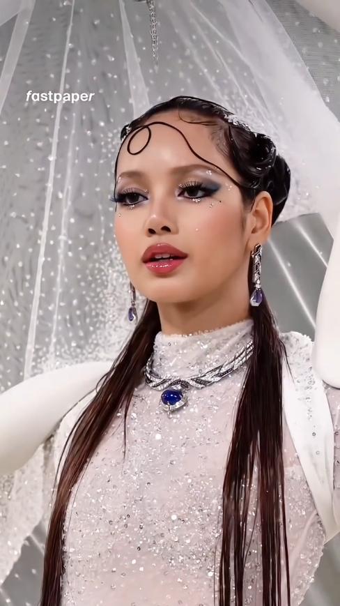 纽约这天,Jennie无神,被00后中国女星抢镜