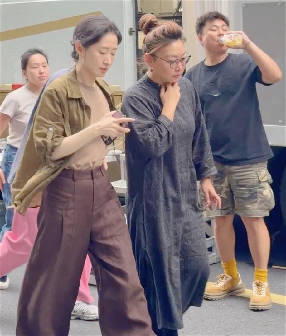 50岁刘敏涛在广东被偶遇,她打扮潮流身材高挑,走起路来英姿飒爽