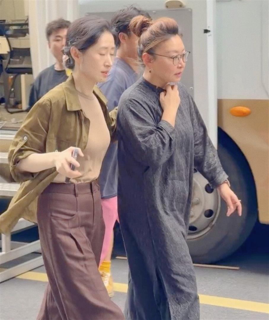 50岁刘敏涛在广东被偶遇,她打扮潮流身材高挑,走起路来英姿飒爽
