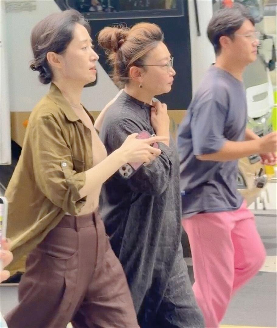 50岁刘敏涛在广东被偶遇,她打扮潮流身材高挑,走起路来英姿飒爽