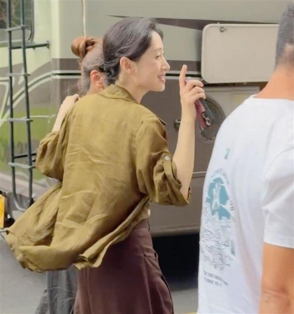 50岁刘敏涛在广东被偶遇,她打扮潮流身材高挑,走起路来英姿飒爽