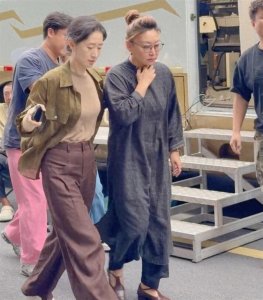 50岁刘敏涛在广东被偶遇，她打扮潮流身材高挑，走起路来英姿飒爽