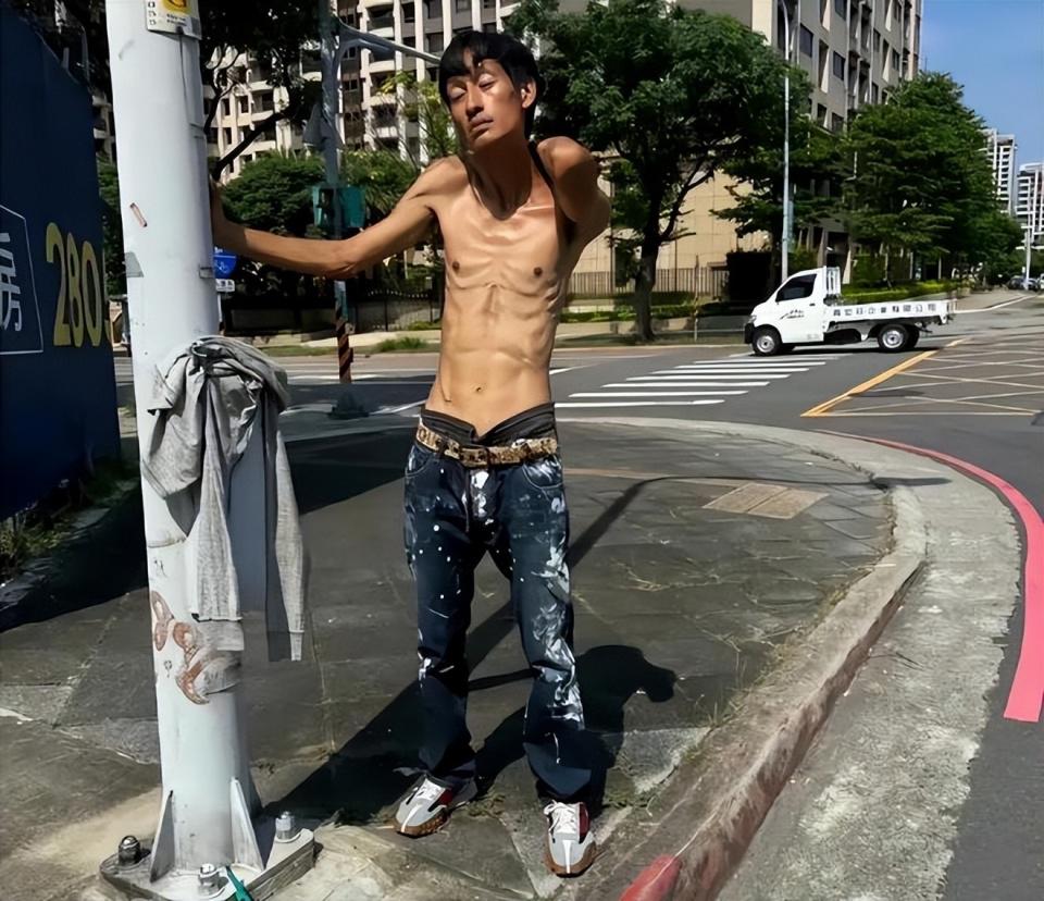 唐治平精神状态再度失常,对路人泼洒饮料,女友称他没指望了