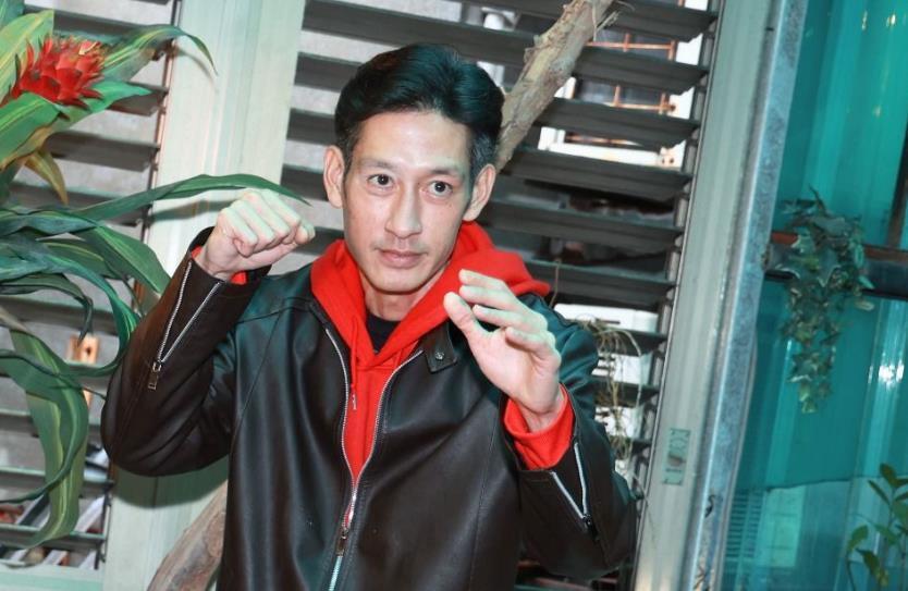 唐治平精神状态再度失常,对路人泼洒饮料,女友称他没指望了