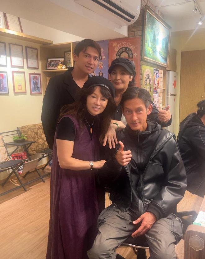 唐治平精神状态再度失常,对路人泼洒饮料,女友称他没指望了