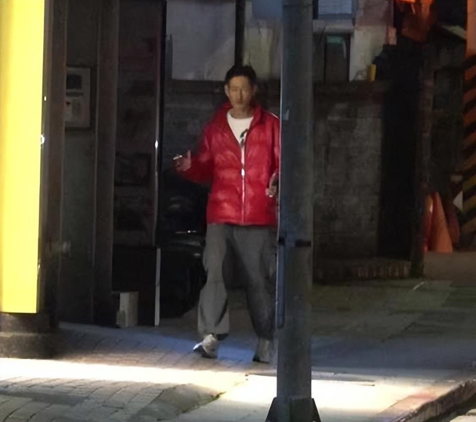 唐治平精神状态再度失常,对路人泼洒饮料,女友称他没指望了