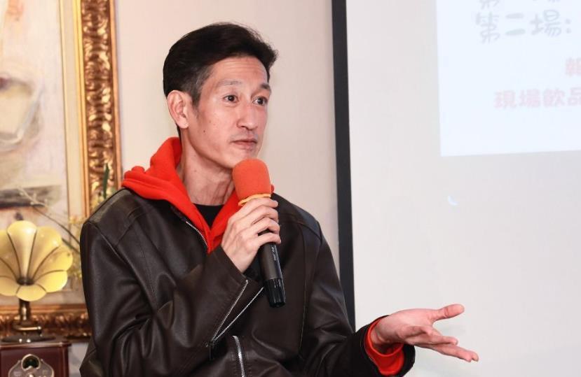 唐治平精神状态再度失常,对路人泼洒饮料,女友称他没指望了