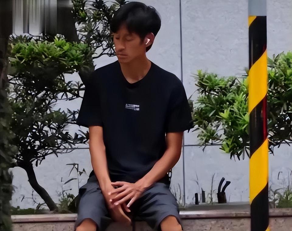 唐治平精神状态再度失常,对路人泼洒饮料,女友称他没指望了