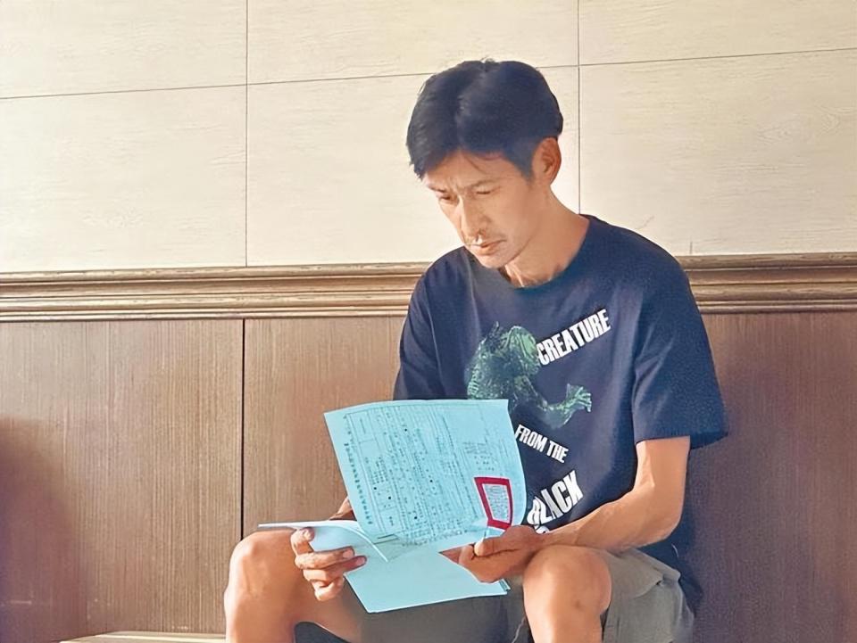 唐治平精神状态再度失常,对路人泼洒饮料,女友称他没指望了