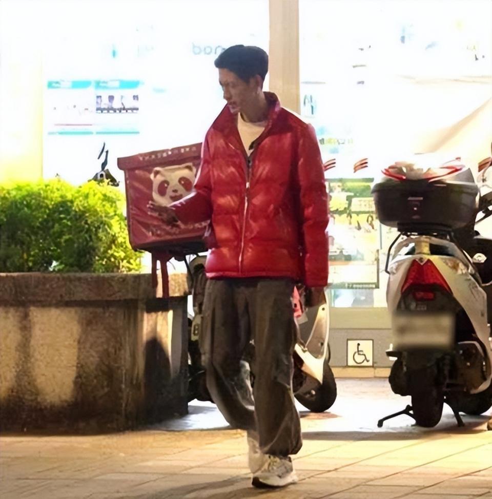 唐治平精神状态再度失常,对路人泼洒饮料,女友称他没指望了