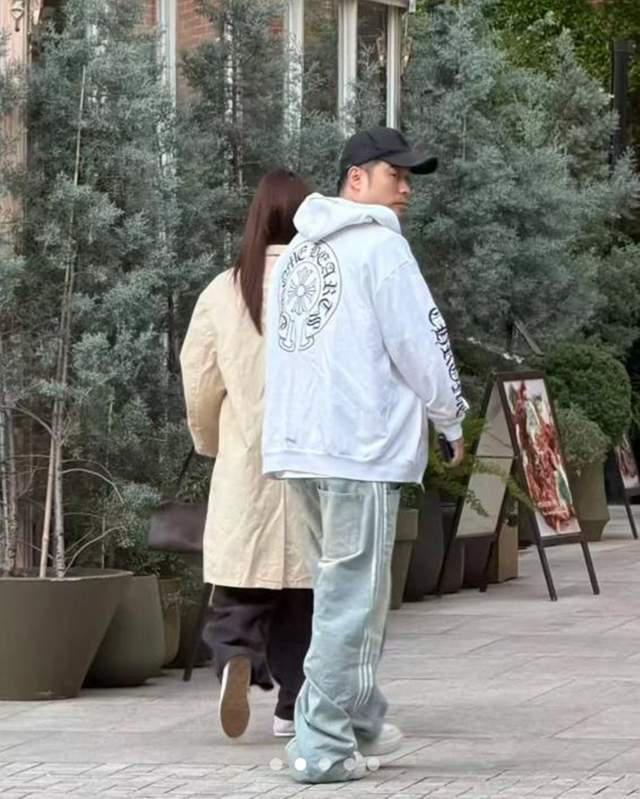 上海街头偶遇陈赫,跟张子萱走一起显普通,穿增高鞋裤子依旧拖地