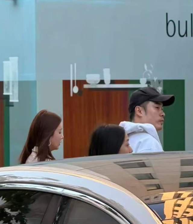 上海街头偶遇陈赫,跟张子萱走一起显普通,穿增高鞋裤子依旧拖地