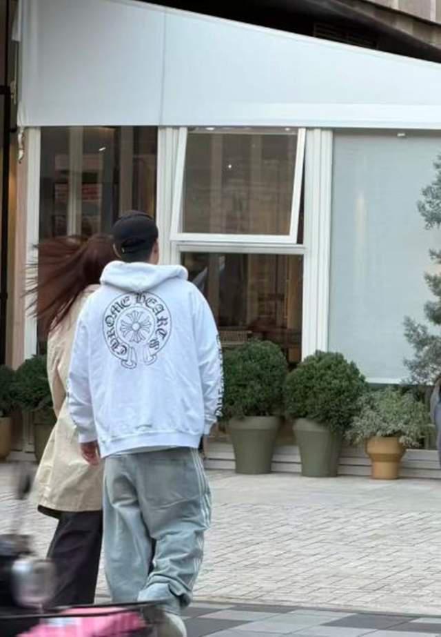 上海街头偶遇陈赫,跟张子萱走一起显普通,穿增高鞋裤子依旧拖地