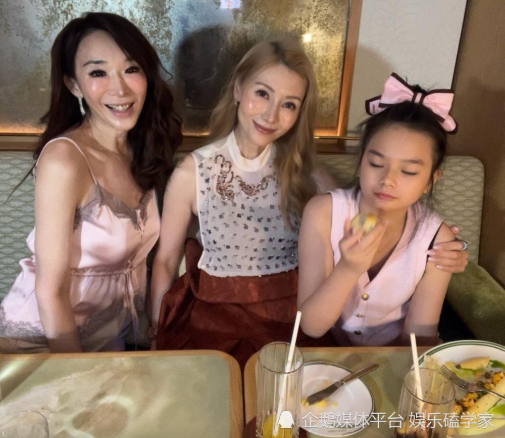55岁李嘉欣近照曝光,金发造型重回巅峰,网友:还是那个“最美港姐”