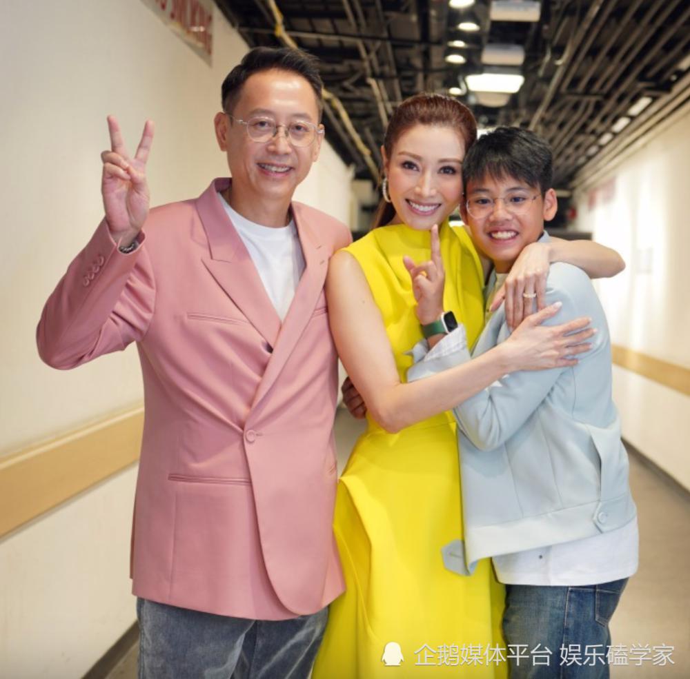 55岁李嘉欣近照曝光,金发造型重回巅峰,网友:还是那个“最美港姐”
