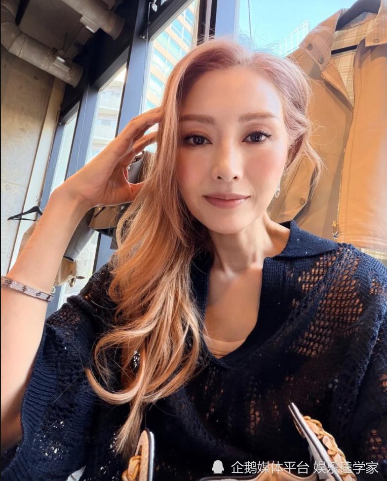 55岁李嘉欣近照曝光,金发造型重回巅峰,网友:还是那个“最美港姐”