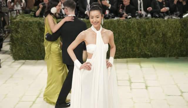 刘雯14年连登MetGala,不被恋情束缚事业,38岁活成时尚圈大女主
