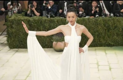 刘雯14年连登MetGala，不被恋情束缚事业，38岁活成时尚圈大女主
