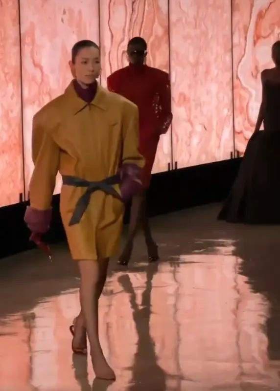刘雯14年连登MetGala,不被恋情束缚事业,38岁活成时尚圈大女主