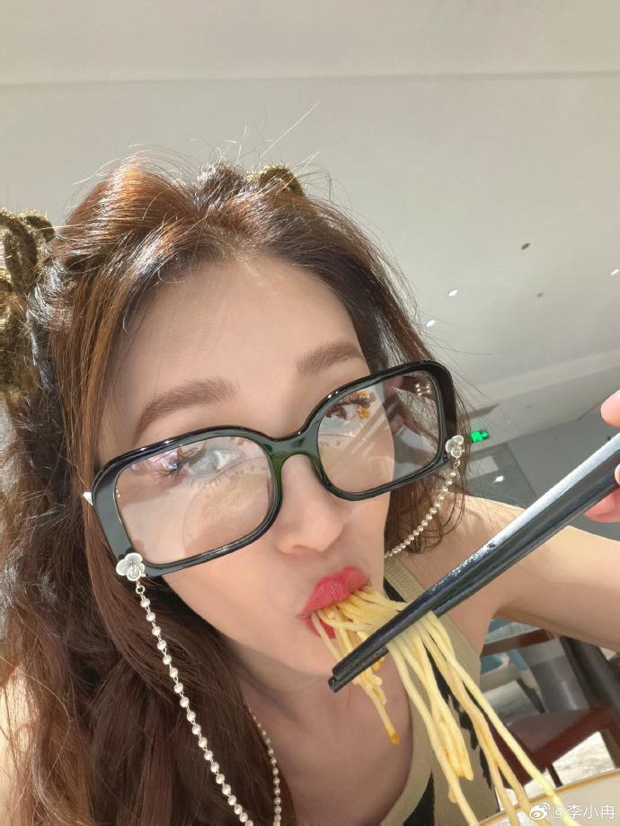 李小冉发文:“我娜的第一场演唱会好美好听”,穿浪姐同款裙合唱《心愿便利贴》