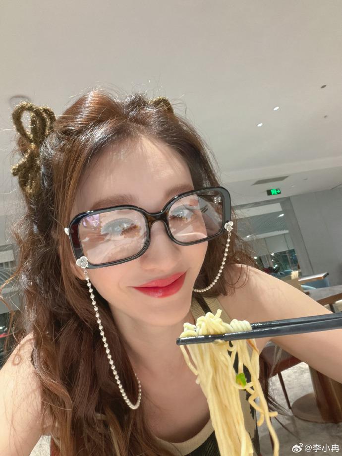 李小冉发文:“我娜的第一场演唱会好美好听”,穿浪姐同款裙合唱《心愿便利贴》
