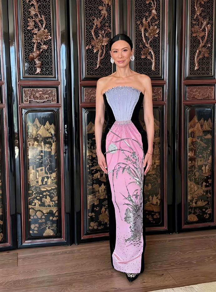 “传奇女人”邓文迪携两女儿亮相红毯,57岁颈肩线清晰