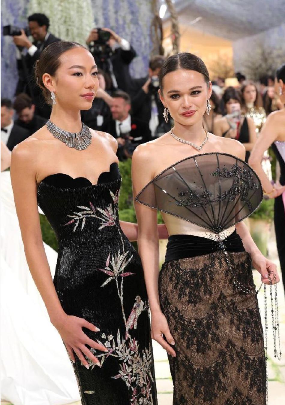 “传奇女人”邓文迪携两女儿亮相红毯,57岁颈肩线清晰