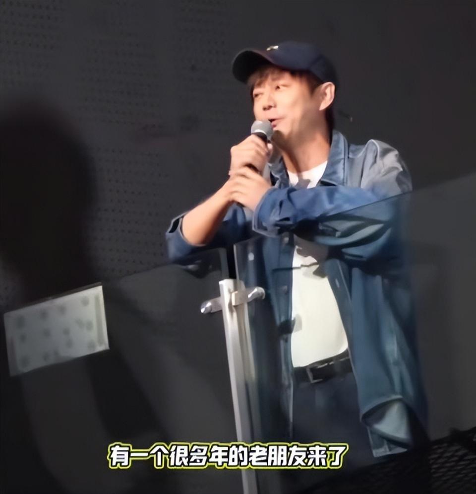 何炅瞒着谢娜现身演唱会,现场发言一度抹泪,张杰在台下默默陪伴老婆