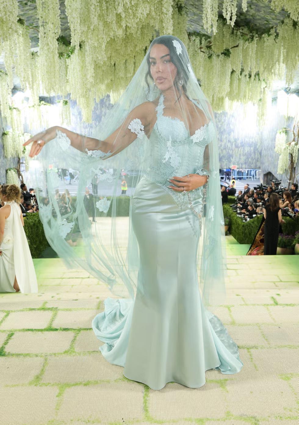 C罗女友乔治娜惊艳Met Gala,53颗钻石念珠价值5400万,从柜姐逆袭成时尚名流