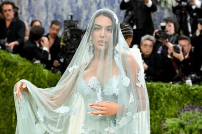C罗女友乔治娜惊艳Met Gala，53颗钻石念珠价值5400万，从柜姐逆袭成时尚名流