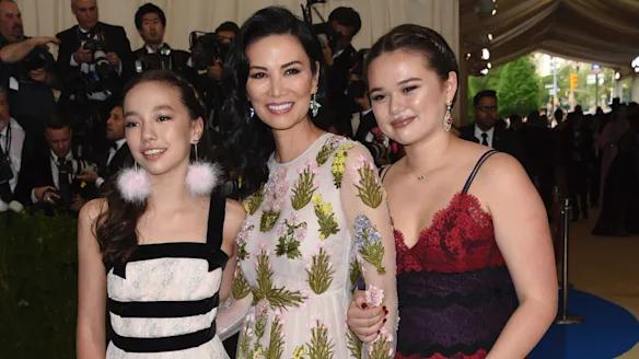 57岁邓文迪带俩女儿惊艳晚宴,诠释中国艺术之美,默多克继承人暴瘦出直角肩