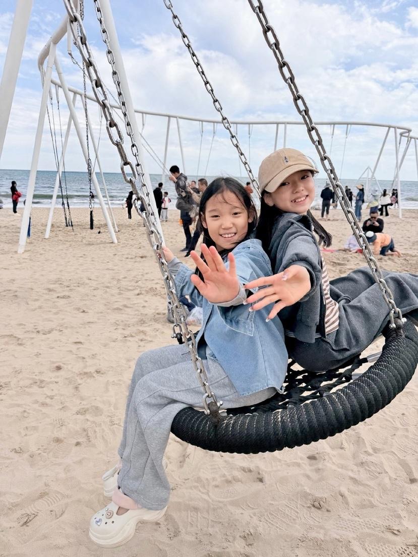 董璇五一带娃出游,小酒窝骑马玩卡丁车好开心,张维伊未露面