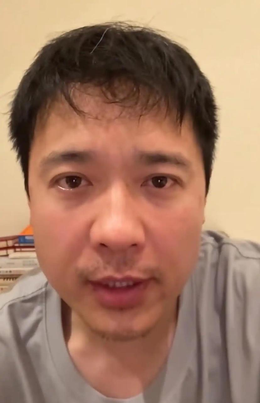 董璇五一带娃出游,小酒窝骑马玩卡丁车好开心,张维伊未露面