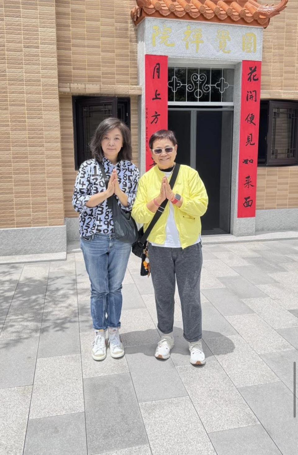 66岁陈玉莲罕见现身,与米雪劳动节到禅院吃斋,65岁出家女星接待