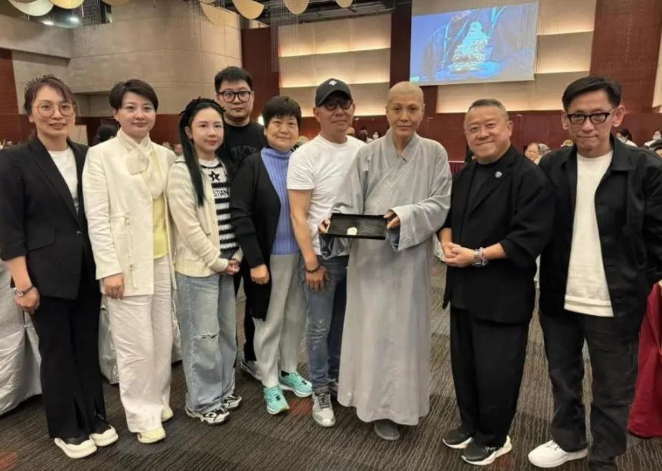 66岁陈玉莲罕见现身,与米雪劳动节到禅院吃斋,65岁出家女星接待