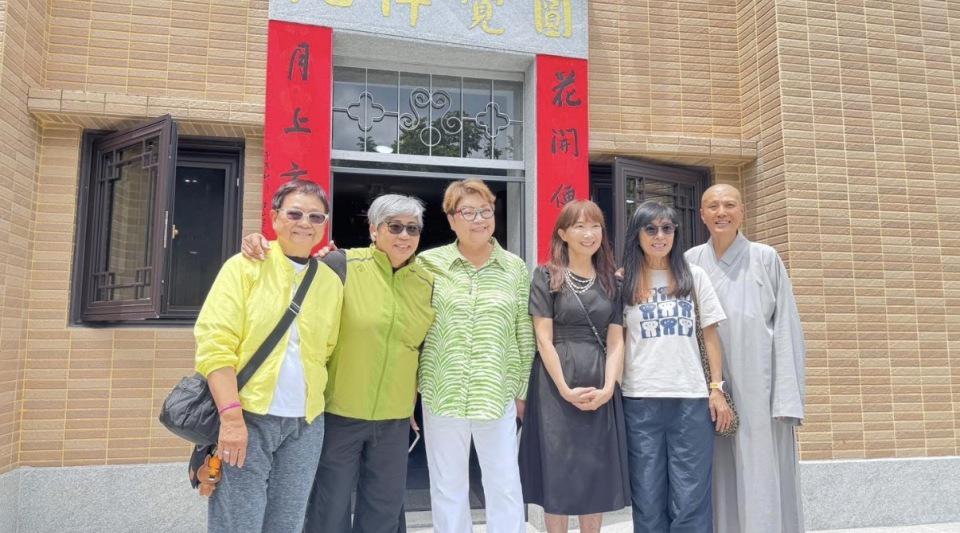 66岁陈玉莲罕见现身,与米雪劳动节到禅院吃斋,65岁出家女星接待