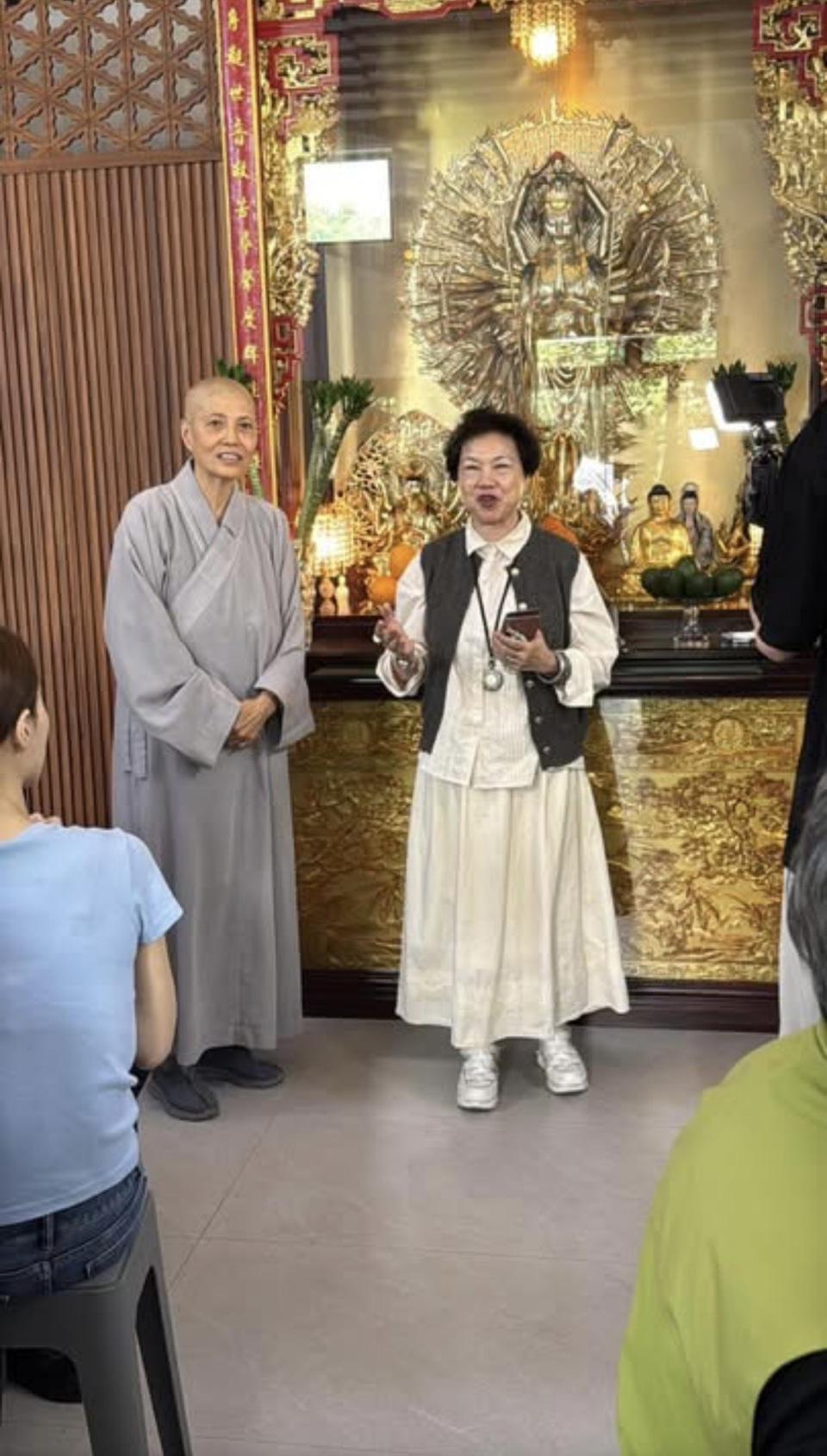 66岁陈玉莲罕见现身,与米雪劳动节到禅院吃斋,65岁出家女星接待