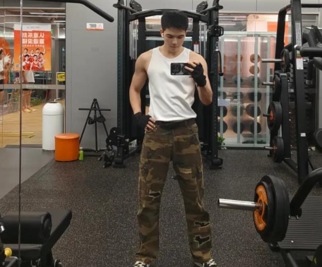 男明星学历造假塌房,转型当健身网红,这个圈子不用学历