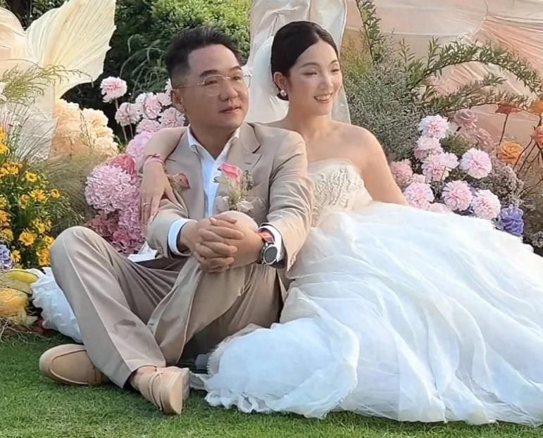 大漠叔叔40岁结婚,老婆长相酷似杨千嬅,两人年纪相差巨大