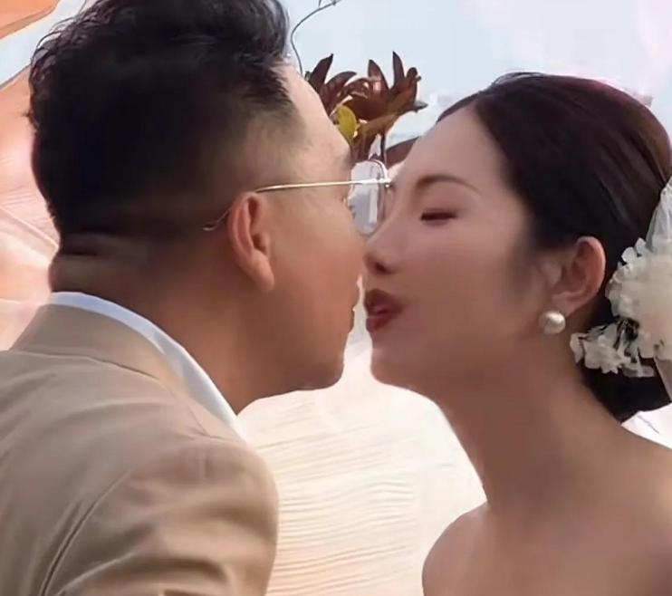 大漠叔叔40岁结婚,老婆长相酷似杨千嬅,两人年纪相差巨大