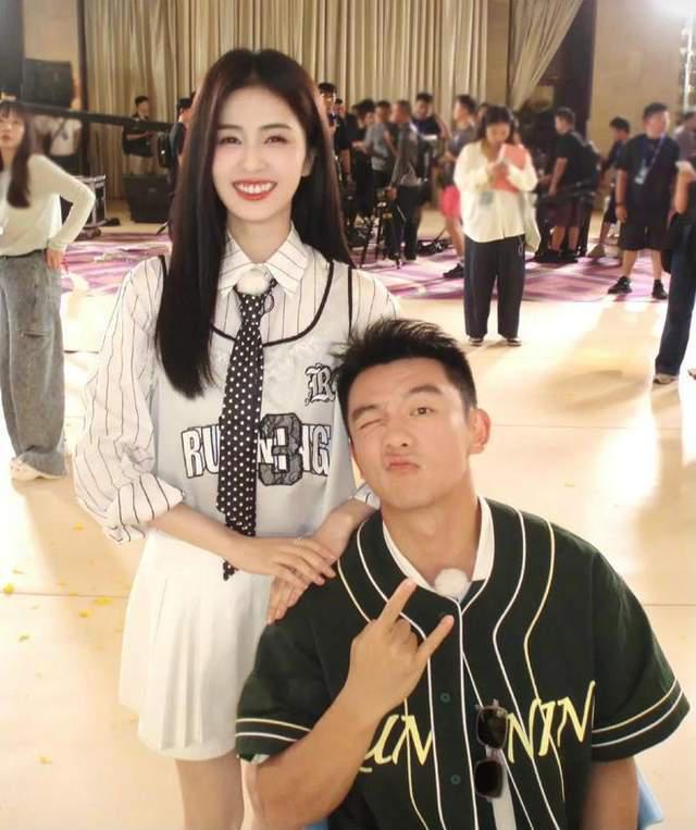 白鹿跑男陷舆论风波,是审美悄然改写,还是真性情不吃香了?